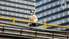 Warga yang mengenakan masker beraktivitas saat jam pulang kantor di Jakarta, Rabu (21/6/2023). Presiden Joko Widodo atau Jokowi resmi mencabut status pandemi COVID-19 di Indonesia mulai hari ini. (Liputan6.com/Johan Tallo)