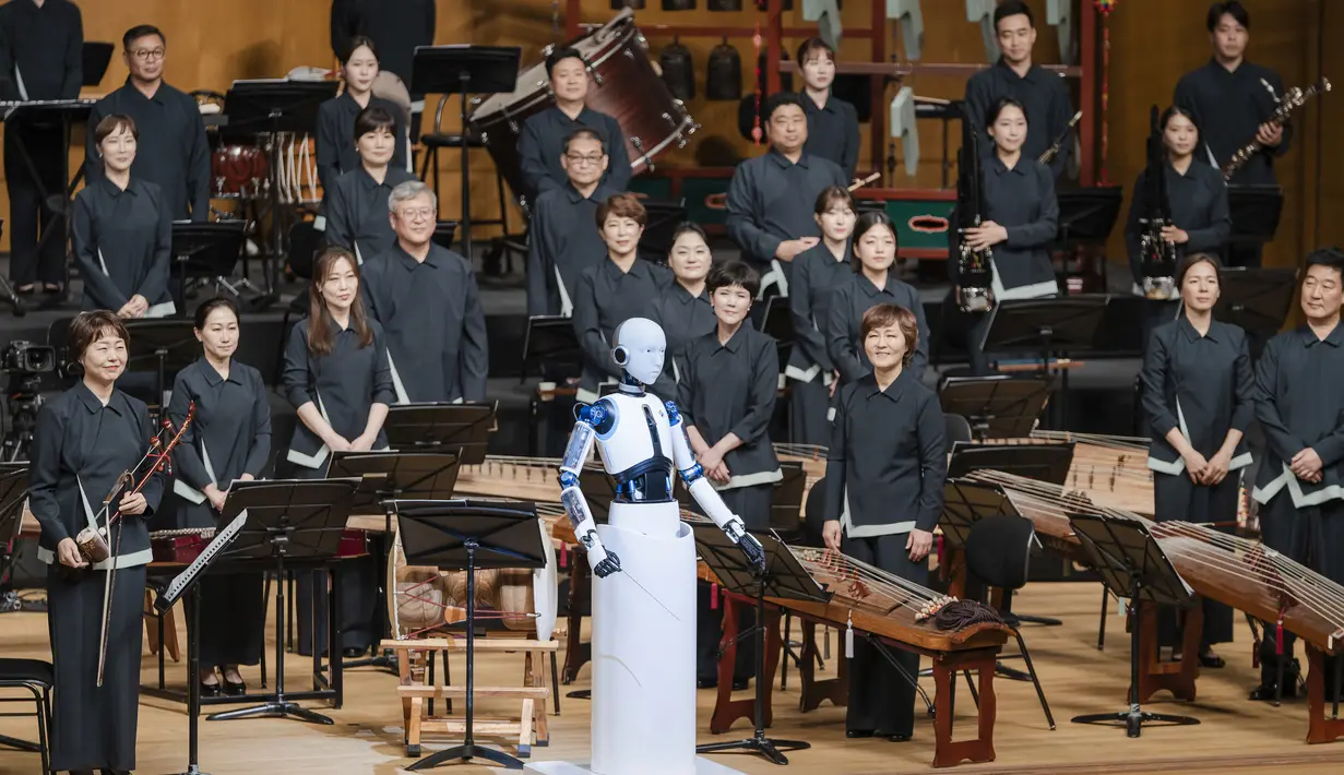 Gambar selebaran yang diambil pada tanggal 30 Juni 2023 dan disediakan oleh Teater Nasional Korea ini menunjukkan robot buatan Korea Selatan yang disebut "EveR 6" memimpin musisi Orkestra Nasional Korea selama konser di teater nasional di Seoul. (Photo by National Theater of Korea / AFP)