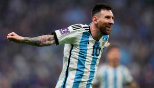 Pemain Argentina Lionel Messi merayakan gol saat melawan Prancis pada pertandingan sepak bola final Piala Dunia 2022 di Stadion Lusail, Lusail, Qatar, 18 Desember 2022. Bermain imbang 3-3 selama 120 menit, Prancis akhirnya tumbang 2-4 dari Argentina dalam drama adu penalti. (AP Photo/Petr David Josek)