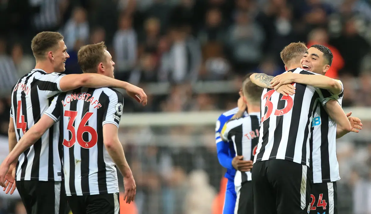 Para pemain Newcastle United melakukan selebrasi setelah laga melawan Leicester City pada pekan ke-37 Premier League 2022-2023, Selasa (23/5/2023). Hasil imbang melawan Leicester membawa The Magpies lolos ke Liga Champions musim depan. (AFP/Lindsey Parnaby)