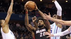 Pemain Miami Heat, Justise Winslow #20 berusaha melewati hadangan para pemain Charlotte Hornets pada laga NBA di Spectrum Center, (29/12/2016). Hornets menang 91-82. (Reuters/Sam Sharpe-USA TODAY Sports)
