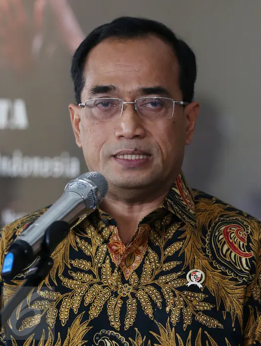 Menhub, Budi Karya Sumadi memberi keterangan usai melakukan rapat kordinasi di Mabes Polri, Jakarta, Selasa (29/11). Rapat tersebut menyambut Akhir Tahun 2016 kedepan agar semua berjalan aman baik. (Liputan6.com/Johan Tallo)