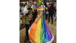 Dua orang peserta yang memakai kostum tampak berpose di festival cosplay, Sydney, Minggu (15/6/14). (AFP PHOTO/Peter Parks)
