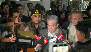 Ketua MPR RI Ahmad Muzani menjawab pertanyaan wartawan terkait penanganan banjir di Kota Padang, Sumatera Barat, Sabtu 13 Desember 2025. (Antara/Humas Pemprov Sumbar)