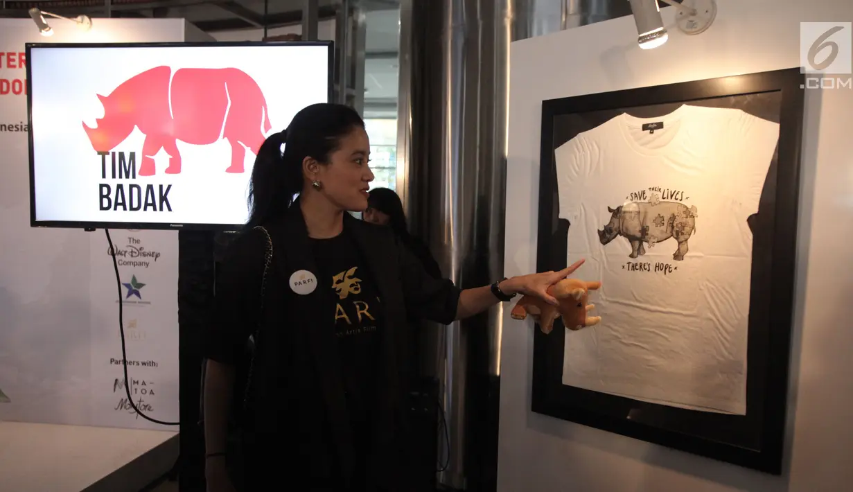 Artis Marcella Zalianty menunjuk karya dalam pameran seni badak Sumatera di Perpustakaan Nasional Indonesia, Jakarta Pusat, Jumat (19/1). Sebanyak 10 seniman muda Indonesia dan Internasional berpartisipasi dalam pameran ini. (Liputan6.com/Arya Manggala)