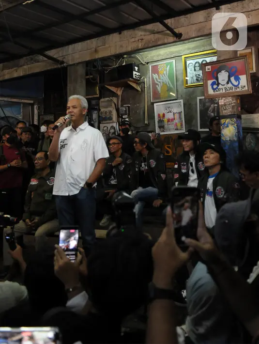 <p>"Sebenarnya kami sudah berbincang beberapa kali tapi kami tahu bahwa ada sesuatu yang harus kami bicarakan dengan penuh rasa cinta dan hati-hati. Dan hari ini kami diterima oleh kawan-kawan dari Slank cukup komplit, jaketnya baru ya. Dan tadi sudah menyampaikan banyak pesan di poster Slank mendukung Ganjar-Mahfud," kata Ganjar. (merdeka.com/Imam Buhori)</p>