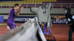 Pemain Persik Kediri, Doinatan Machado melakukan selebrasi usai mencetak gol pertama timnya ke gawang Persija Jakarta dalam laga pekan ke-10 BRI Liga 1 2021/2022 di Stadion Manahan, Solo, Sabtu (30/10/2021). (Bola.com/Bagaskara Lazuardi)