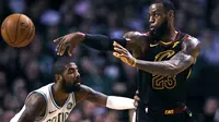 Kyrie Irving berhadapan dengan LeBron James (AP)