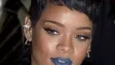 Selain aksi panggung, Rihanna ahli menarik perhatian melalui bibir warna-warninya. Seperti ketika Rihanna memakai lipstik berwarna biru kobalt ini. (Bintang/EPA)