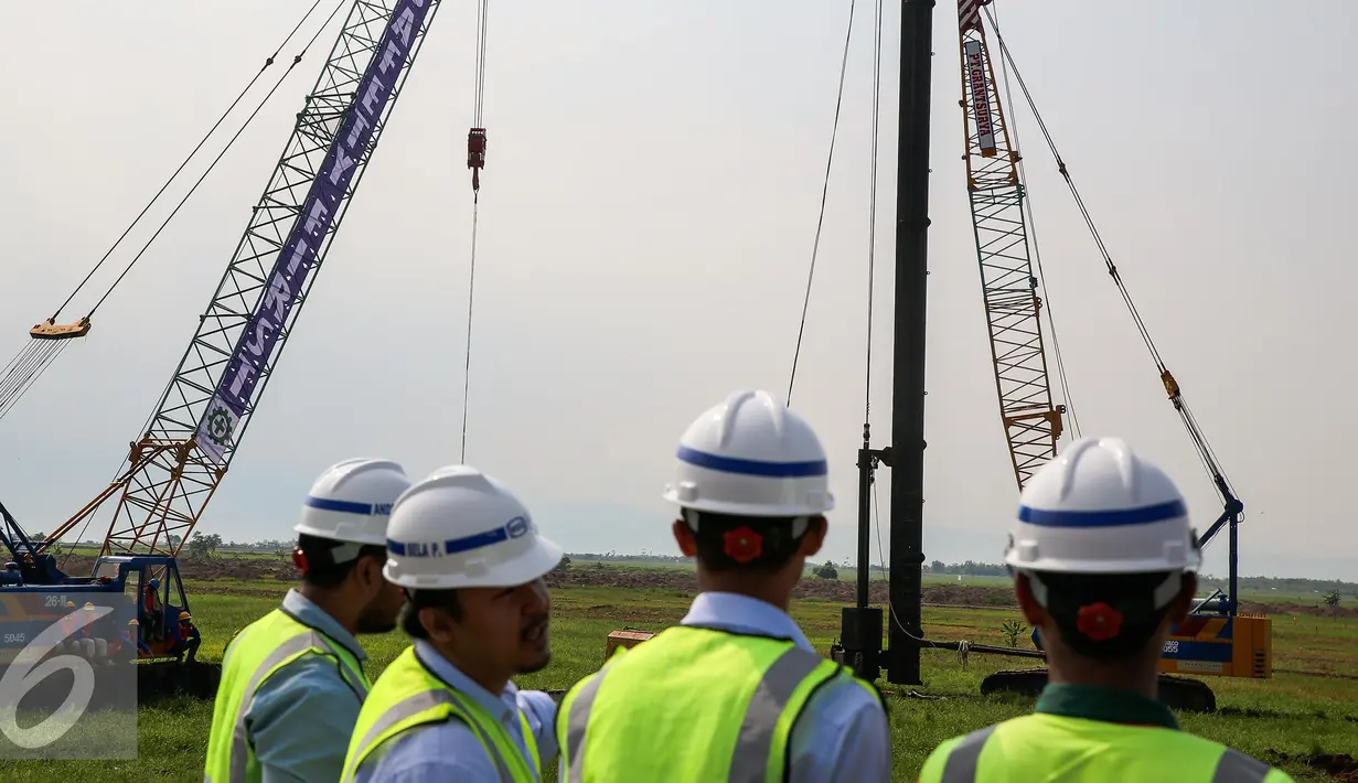 Pekerja meninjau Bandar Udara (Bandara) Internasional Kertajati di Majalengka, Jawa Barat, Kamis (14/1). Bandara Kertajati itu bisa segera dioperasikan, atau selambat-lambatnya pertengahan 2018 bisa segera dioperasikan. (Liputan6.com/Faizal Fanani)