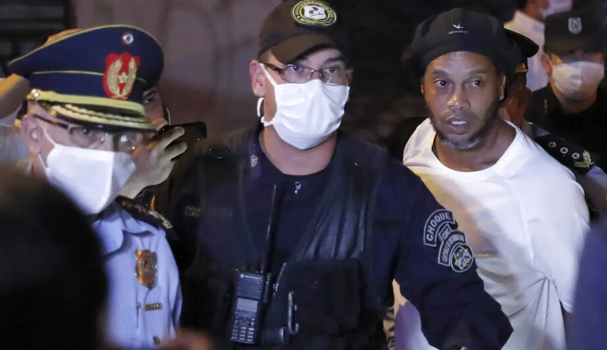 Sebelumnya, Ronaldinho dan saudaranya, Roberto Assis, harus mendekam di jeruji besi karena kasus penggunaan paspor palsu untuk memasuki Paraguay. (AP/Jorge Saenz)