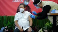 Kementerian Kelautan dan Perikanan mulai melakukan vaksinasi Covid-19 bagi para pegawai, termasuk Menteri KPP Sakti Wahyu Trenggono. (Foto: Liputan6.com/Dok. KKP)