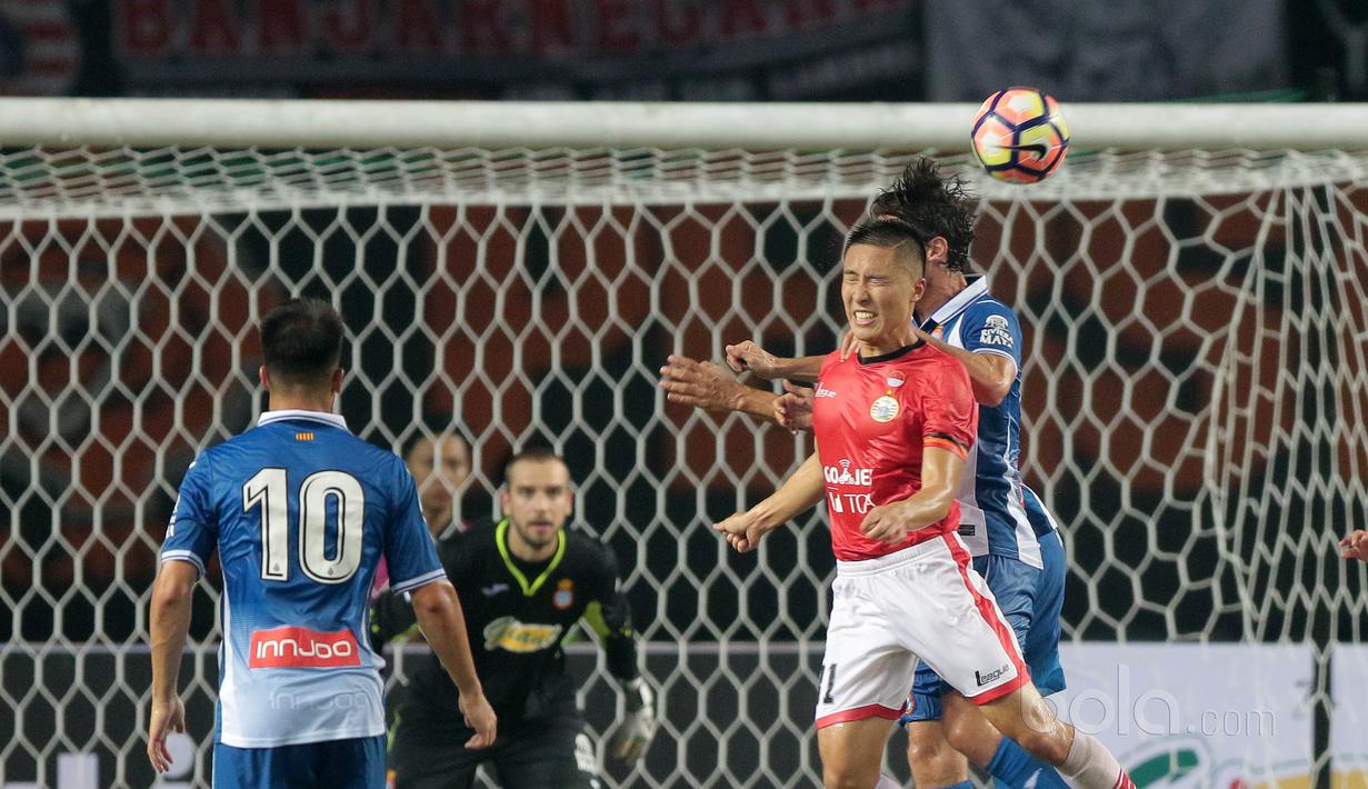 Pemain Persija Jakarta, Arthur Irawan berduel dengan para pemain RCD Espanyol pada laga persahabatan di Stadion Patriot, Bekasi, (19/7/2017). Persija kalah 0-7. (Bola.com/Nicklas Hanoatubun)