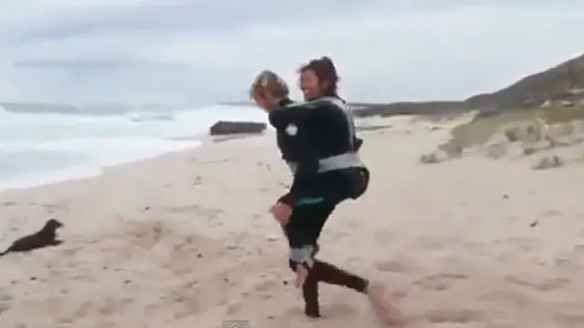 Hebat! Wanita 50 Tahun Lumpuh Surfing