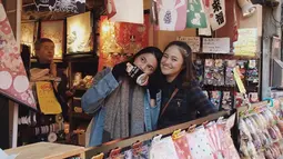 Tak ketinggalan momen kebersamaanya dengan Marshanda yang kala itu berada di Jepang. Lagi-lagi negeri dengan musim dingin selalu jadi tujuan liburan Alyssa yang mewajibkannya mengenakan pakian tebal. (Liputan6.com/IG/@dollyssa).