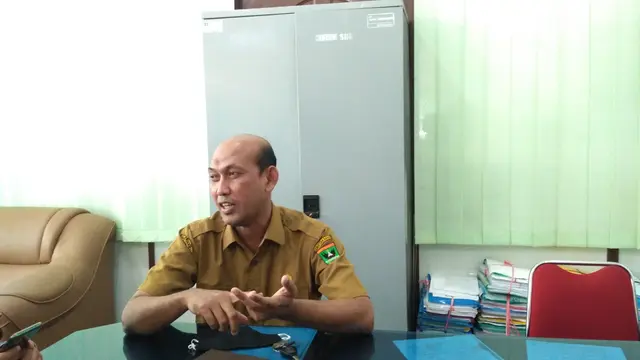 Ketua Panitis PPDB Jenjang SMA Sumbar, Suryanto. (Liputan6.com/ Novia Harlina)