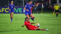 Pemain Timnas Indonesia Putri U-17, Nabila Divani, berusaha melakukan tekel kepada pemain Timnas Filipina Putri U-17, Alexa Pino, dalam laga perdana grup A Piala Asia Putri U-17 2024 di Stadion Kapten I Wayan Dipta, Gianyar, Senin (6/5/2024). (Bola.com/Alit Binawan)