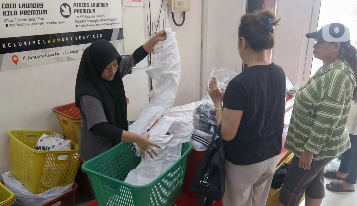Salah satu tempat layanan penatu mengaku mengalami kenaikan omzet hingga dua kali lipat dari biasanya. (Liputan6.com/Herman Zakharia)