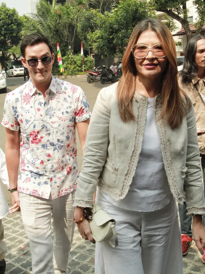 [Bintang] Tamara Blezynski dan Mike Lewis di Pernikahan Kimberly Ryder