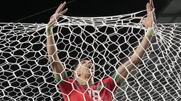 Bek Maroko Jawad El Yamiq terjebak di gawang saat gagal mencetak gol dalam perpanjangan waktu pada babak 16 besar Piala Dunia 2022 menghadapi Spanyol di Education City Stadium, Al Rayyan, Rabu (6/12/2022) dini hari WIB. Maroko melaju ke  babak 8 besar usai menaklukkan Spanyol 3-0 (0-0). (AP Photo/Martin Meissner)