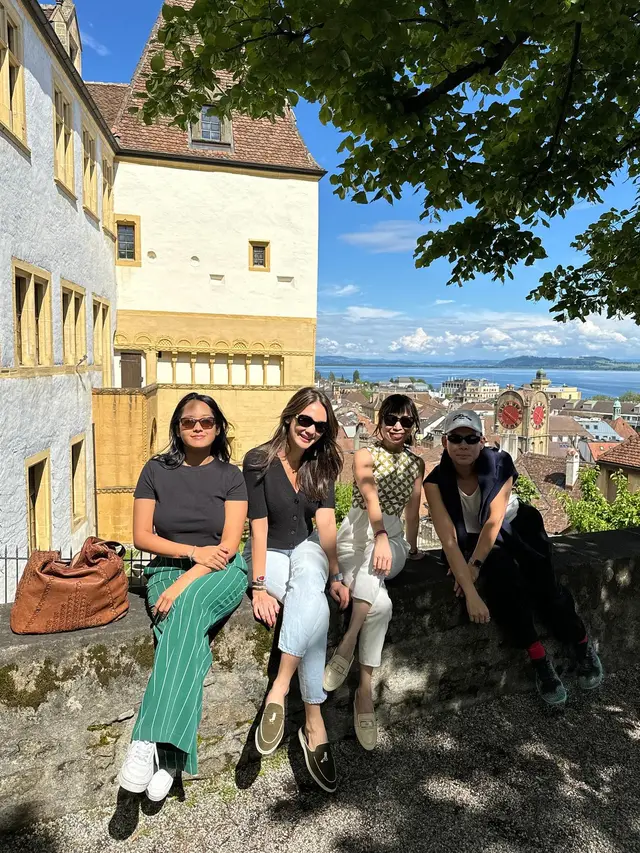 7 Potret Luna Maya di Swiss, Tampil Simpel dan Kasual Bak Anak ABG