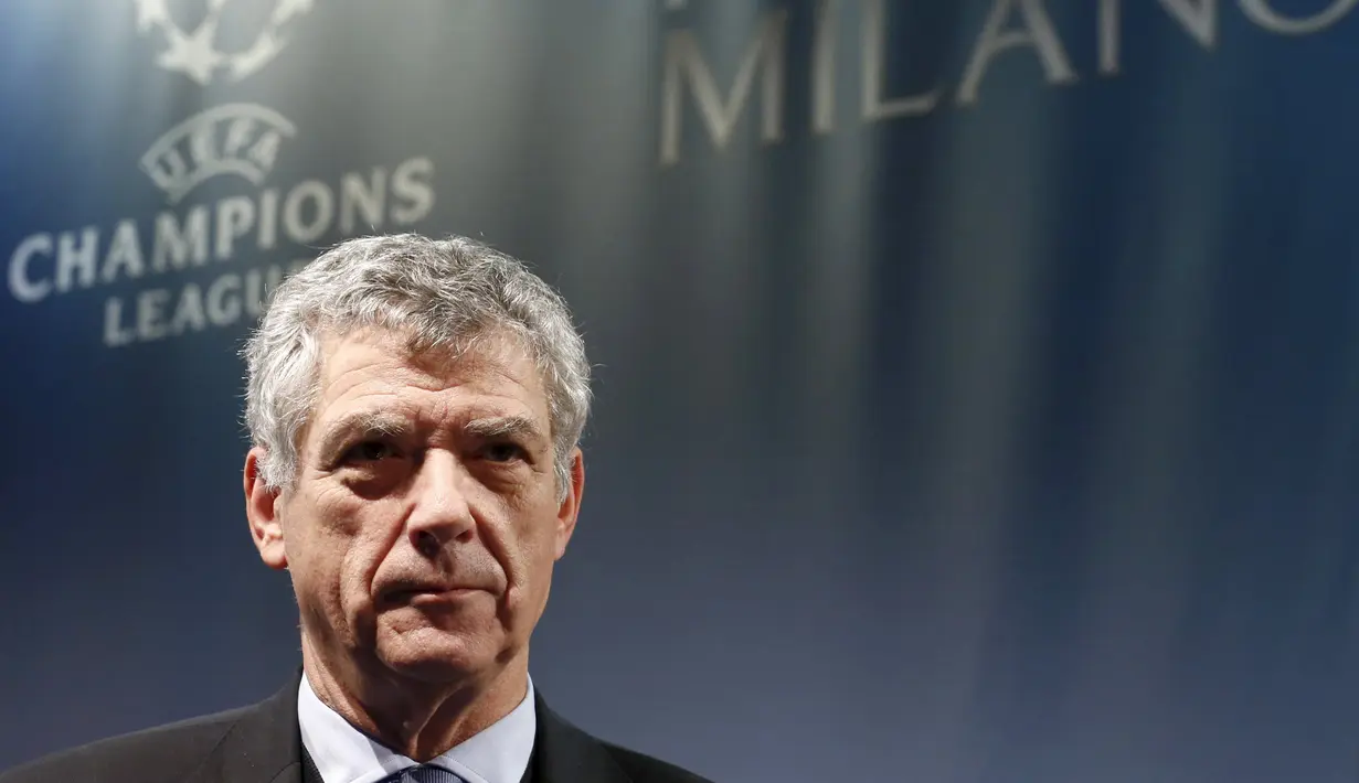 Wakil Presiden UEFA Angel Maria Villar Llona saat hadir dalam pengundian semifinal Liga Champions di markas UEFA, Nyon, Swiss, Jumat (15/4). (REUTERS/Denis Balibouse)