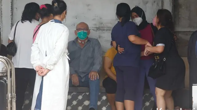 6 Potret Ayah Laura Anna Berusaha Tegar di Momen Duka, Angkat Peti Hingga Larung Abu
