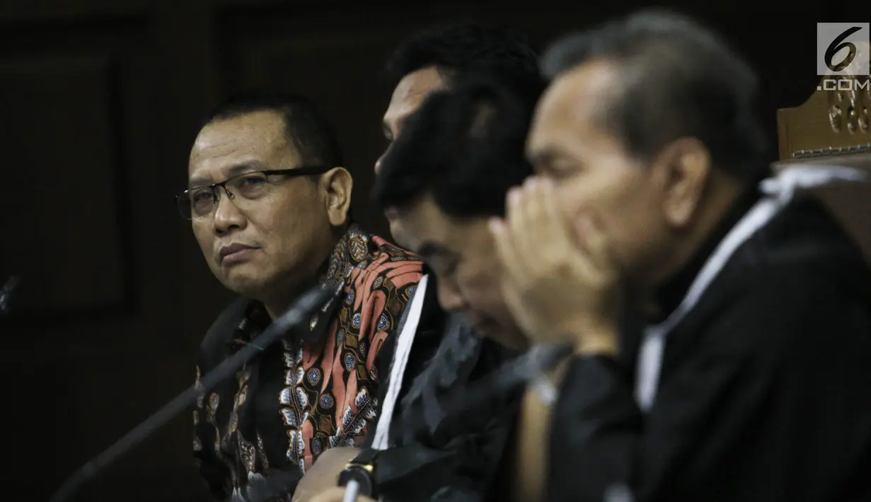 Terdakwa korupsi pengadaan dan pelaksanaan pembangunan kampus IPDN Sumbar di Kab Agam TA 2011, Dudy Jocom menjalani sidang lanjutan di Pengadilan Tipikor Jakarta, Rabu (12/9). Sidang mendengar keterangan saksi dari JPU. (Liputan6.com/Helmi Fithriansyah)