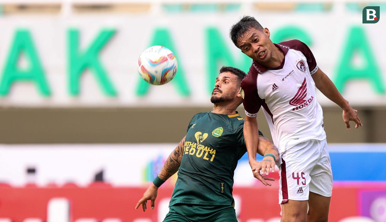 Pemain PSM Makassar, Akbar Tanjung (kanan), berebut bola dengan pemain Persikabo 1973, Joao Pedro Oliviera Santos, dalam pertandingan lanjutan pekan ketiga BRI Liga 1 2023/2024 yang berlangsung di Stadion Pakansari, Cibonong, Jawa Barat, Jumat (14/7/2023). (Bola.com/Abdul Aziz)