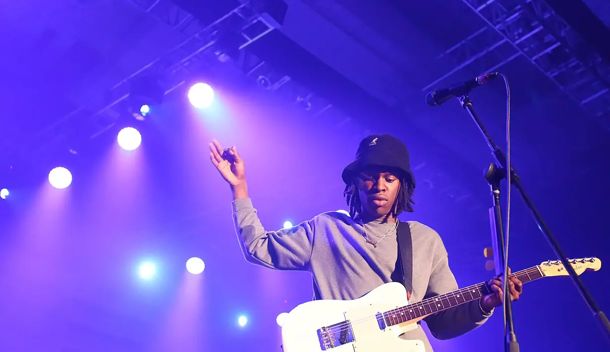 Usai menyapa penonton, Daniel Caesar pun membakar sage yang menjadi ciri khasnya saat manggung. (Bambang E. Ros/Bintang.com)