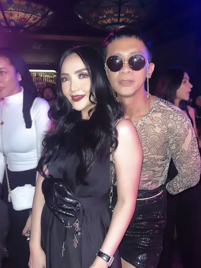 Pesta Ulang Tahun Wulan Guritno Dihadiri Para Sahabat.  [@ingedino]