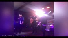 Legenda Manchester United Gary Neville bermain gitar bersama band rock asal Inggris The Chartalans di Hotel Football yang dimiliki Gary Neville bersama Rio Ferdinand.