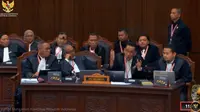Tim Hukum Anies-Muhaimin, Refly Harun meminta majelis hakim memperingatkan sikap dari tim hukum Prabowo-Gibran Hotman Paris Hutapea di persidangan. (Foto: akun youtube Mahkamah Konstitusi)