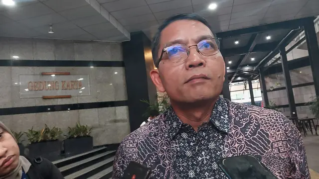 Sekretaris Jenderal Kementerian Energi dan Sumber Daya Mineral (ESDM) Dadan Kusdiana  di Kementerian Perhubungan, Jakarta, Senin (13/11/2023). Dadan mengatakan program bagi-bagi rice cooker tetap berjalan tahun ini. (Arief/Liputan6.com)