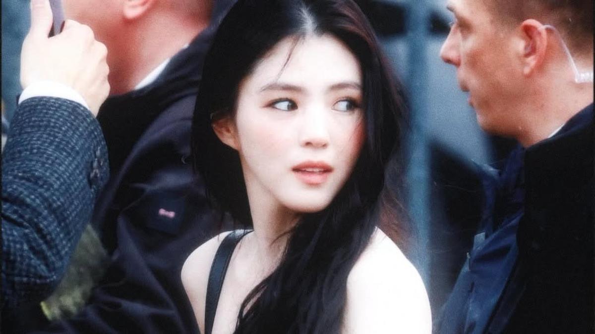 6 Potret Slay Han So Hee di Show Dior Winter 2025, Tampil Boyish di Antara Para Pria