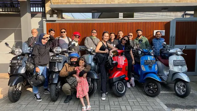 5 Potret Ayu Ting Ting Naik Vespa saat Liburan, Gayanya Curi Perhatian