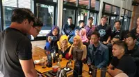 Puluhan pemuda - pemudi Karang Taruna asal Kelurahan Ketami Kecamatan Pesantren Kota Kediri Jawa Timur ini nampak serius menyimak penjelasan dari seorang barista. (Foto: Liputan6.com/Dian Kurniawan)