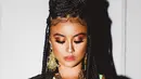 Gaya rambut Agnez Mo yang menarik untuk disimak. Makeup bold bernuansa kecokelatan yang hangat, ditambah degnan outfit Y2K yang ramai dan nyentrik, sangat khas dirinya. Foto: Instagram.