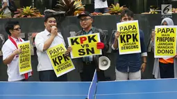 Aktivis yang tergabung dalam Koalisi Save KPK menggelar orasi dan membawa poster saat melakukan aksi di depan gedung KPK, Jakarta, Rabu (18/10). Aksi ini juga mendesak KPK segera mengeluarkan sprindik baru. (Liputan6.com/Angga Yuniar)