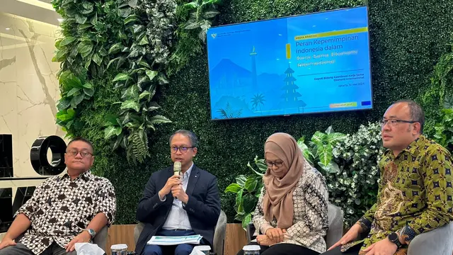 Deputi Bidang Koordinasi Kerja Sama Ekonomi Internasional Edi Prio Pambudi dalam konferensi pers Update Kerjasama Ekonomi Internasional, di Kemenko Perekonomian, Jakarta, Kamis (30/5/2024). (Tira/Liputan6.com)