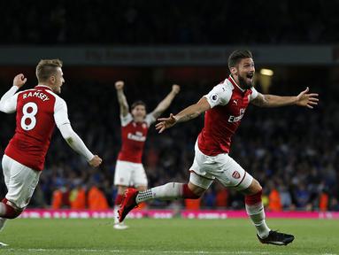 Striker Arsenal, Olivier Giroud, merayakan gol kemenangan yang dicetaknya ke gawang Leicester pada laga Premier League di Stadion Emirates, London, Jumat (11/8/2017). Arsenal menang 4-3 atas Leicester. (AFP/Ian Kington)
