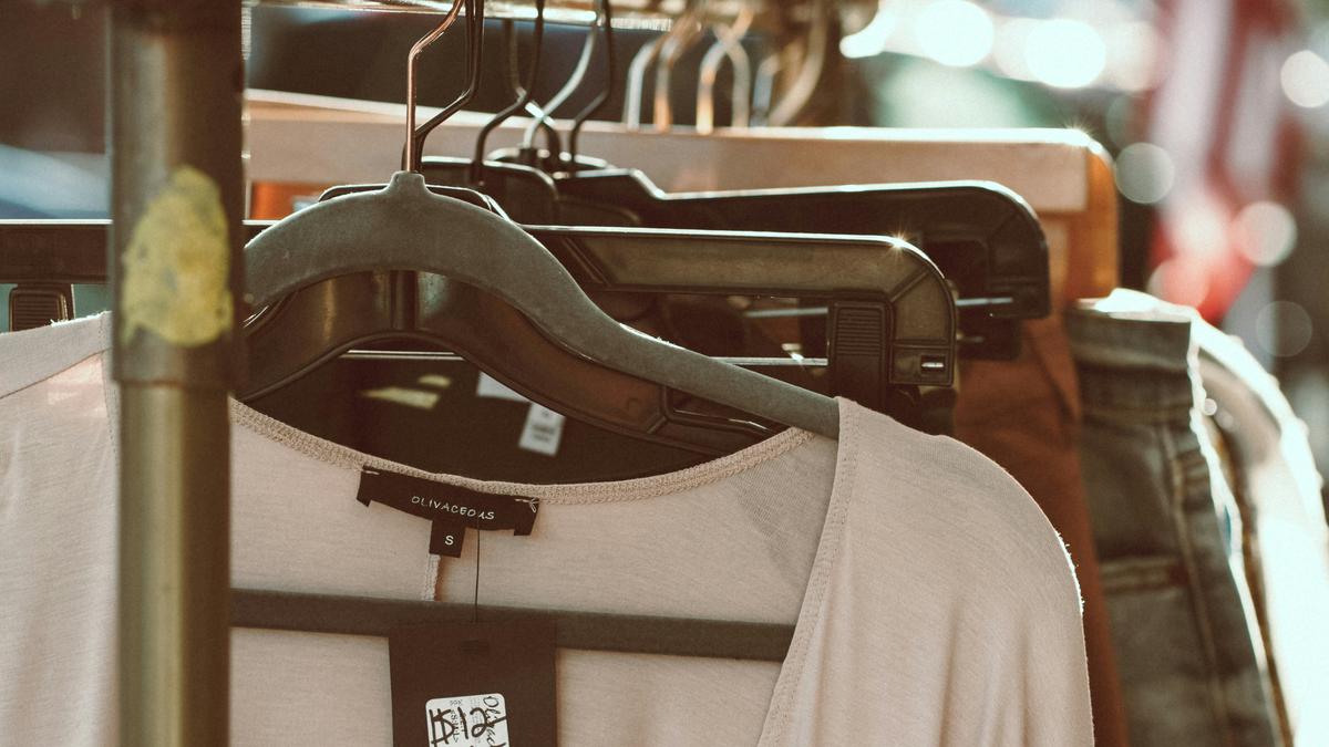 Tampil Mewah Tanpa Ribet, Pilihan Warna Outfit yang Bikin Kamu Terlihat Elegan