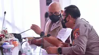 Komisioner Kompolnas, Irjen Pol (Purn) Pudji Hartanto Iskandar (kiri) saat berbicara di depan sejumlah personel kepolisian. (Istimewa)