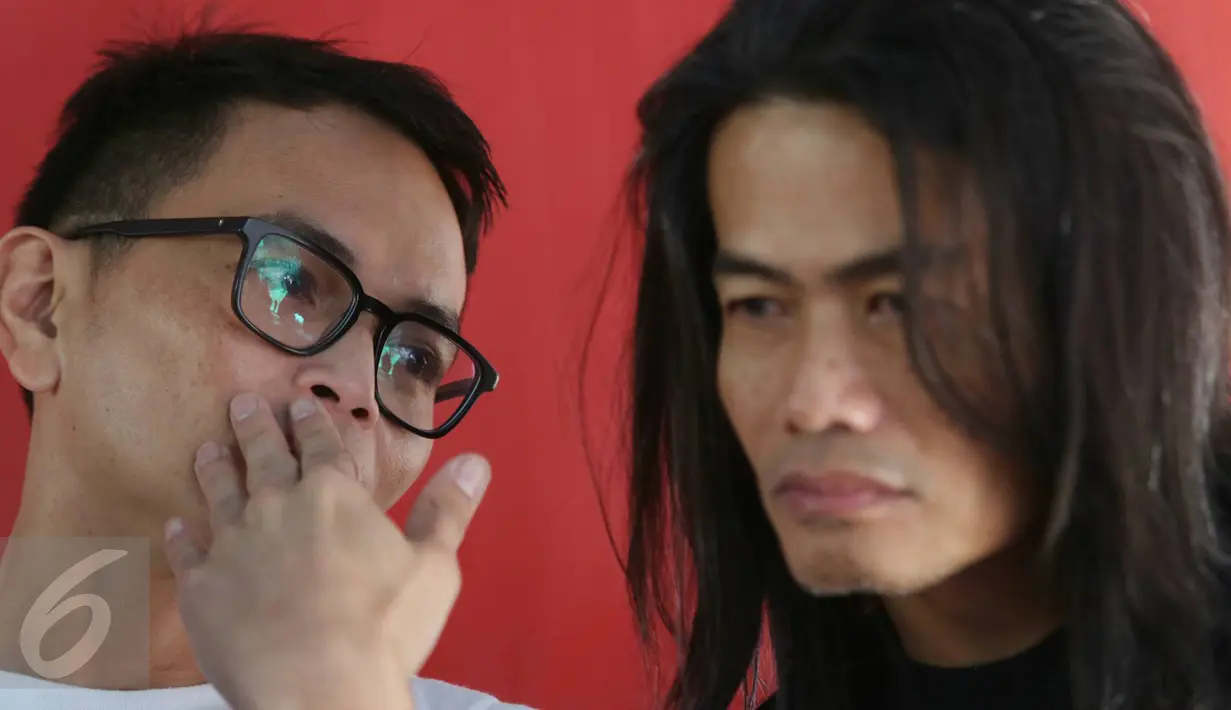 Musisi, Yossi dan art director konser Jay Subiakto memberi keterangan jelang konser bertajuk 'Gue2', Jakarta, Jumat (3/2). Konser akan berlangsung di Ex-Driving Senayan, Jakarta, Sabtu (4/2) pukul 11.30-18.00 WIB. (Liputan6.com/Immanuel Antonius)