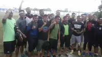 Pemain Persib Bandung merayakan HUT Kemerdekaan RI ke-71 sebelum berlatih di lapangan Sidolig. (Bola.com/Erwin Snaz)