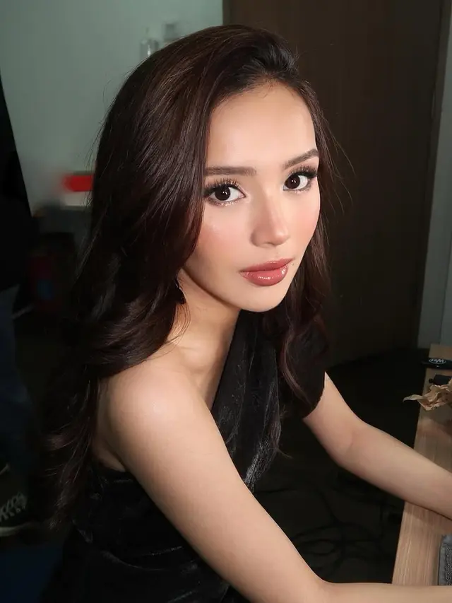 Glam Makeup Look Beby Tsabina yang Mewah dan Inspiratif, Sentuhan Elegan Karya Rhay David