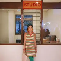 Andien tak pernah setengah-setengah dalam hal penampilan. Totalitas, kali ini Andien menghadirkan nuansa di era Tiga Dara. Mari kita simak gaya eklektik yang apik dari Andien. Foto: Instagram.