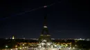 Lampu Menara Eiffel di Paris, dimatikan pada Rabu (21/10/2020). Kondisi gelap gulita itu untuk memberikan penghormatan terhadap Samuel Paty, seorang guru sejarah yang dipenggal kepalanya pada Jumat (16/10) lalu. (GEOFFROY VAN DER HASSELT / AFP)