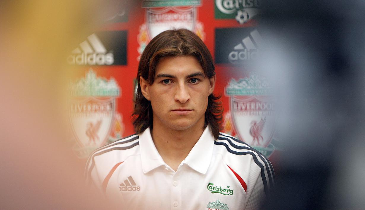 Gabriel Paletta. Bek tengah Italia berusia 36 tahun yang sejak awal musim 2019/2020 memperkuat Monza di Serie A Liga Italia ini tercatat pernah bermain di Liga Inggris bersama Liverpool pada musim 2006/2007. Hanya bertahan semusim, ia hanya tampil dalam 3 laga di Liga Inggris. (AFP/Paul Ellis)