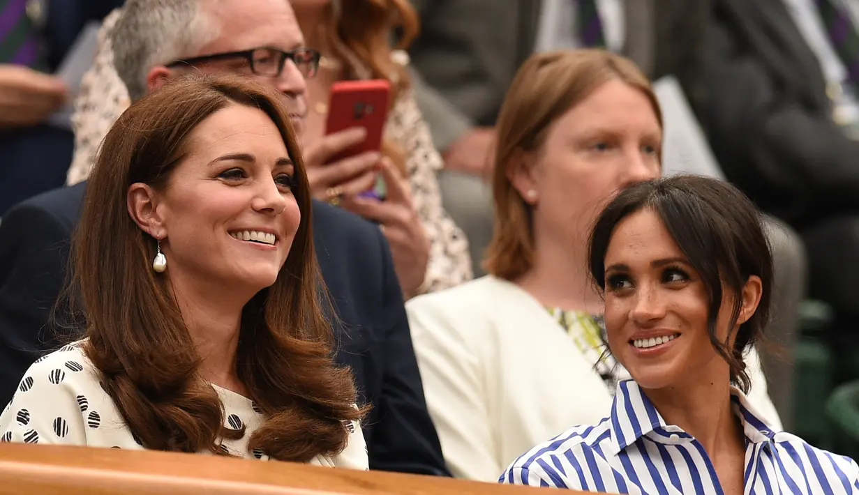 "Keduanya mencoba untuk bertemu sekali dalam satu minggu. Kadang bersama Harry kadang Meghan datang sendirian," jelas sumber. (OLI SCARFF  AFP)
